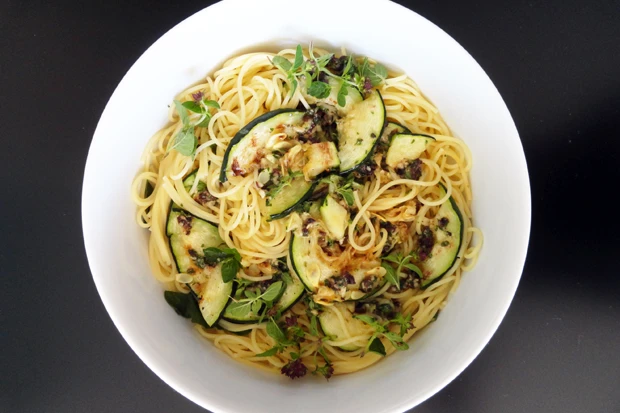 Spaghettini mit Zucchini und Oliven