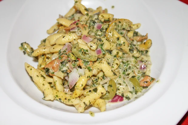 Sp&auml;tzle in cremiger Paprika-Eierschwammerl-Sauce
