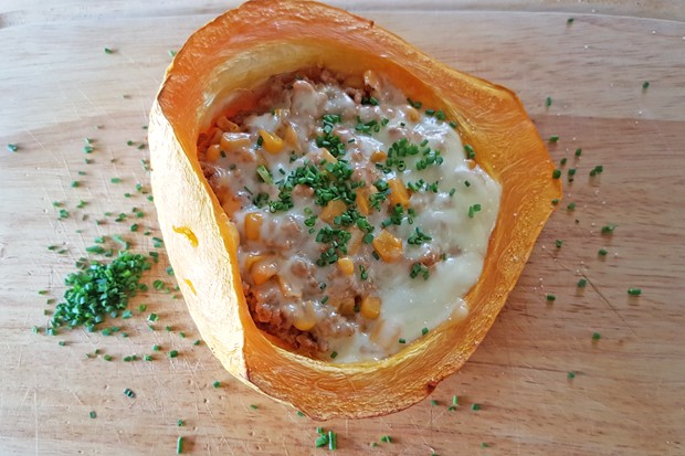 Gefüllter Kürbis mit Faschiertem