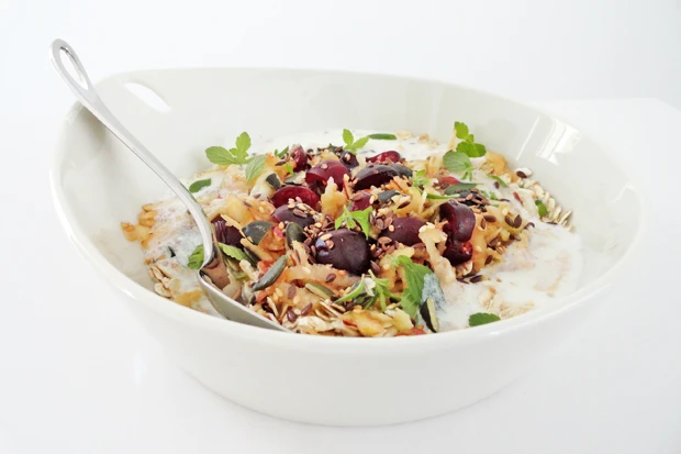 Kerniges M&uuml;sli mit Kirsche und Apfel