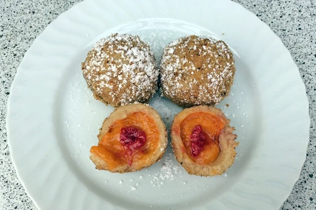 Marillenkn&ouml;del mit Himbeerkern