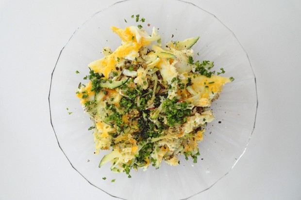 Zucchini-Eierspeise mit Chili und Kernöl