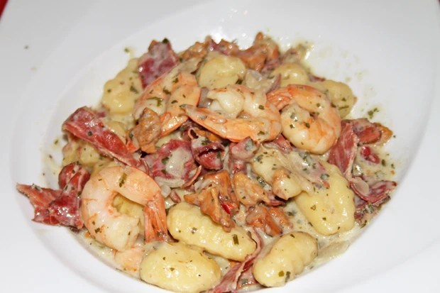 Gnocchi mit Eierschwammerl, Speck und Garnelen