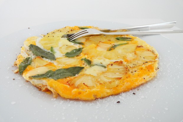 Omelette mit Ananas, Käse und Salbei