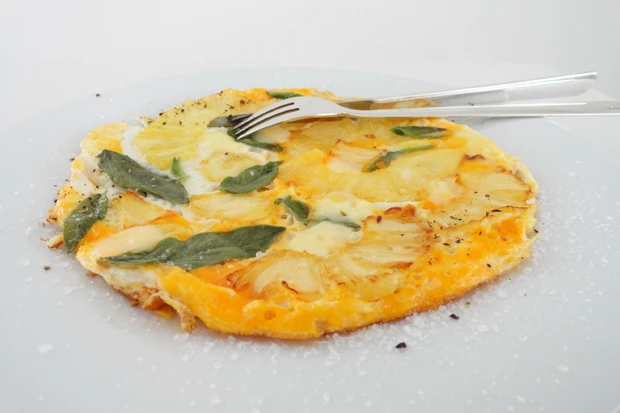 Omelette mit Ananas, Käse und Salbei