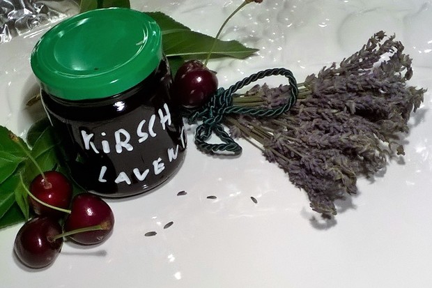 Schwarzkirschenmarmelade mit Lavendelblüten