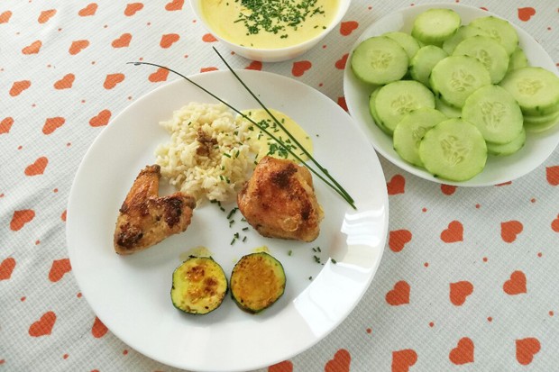 Hühnerkeulen und Zucchini aus der Partypfanne