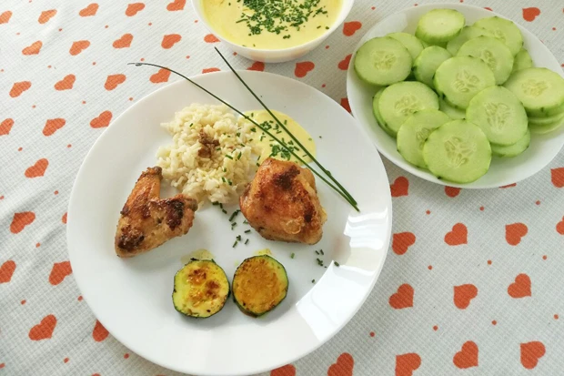 H&uuml;hnerkeulen und Zucchini aus der Partypfanne