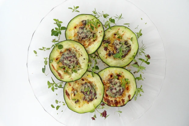 Gegrillte Zucchini mit Olivenbutter