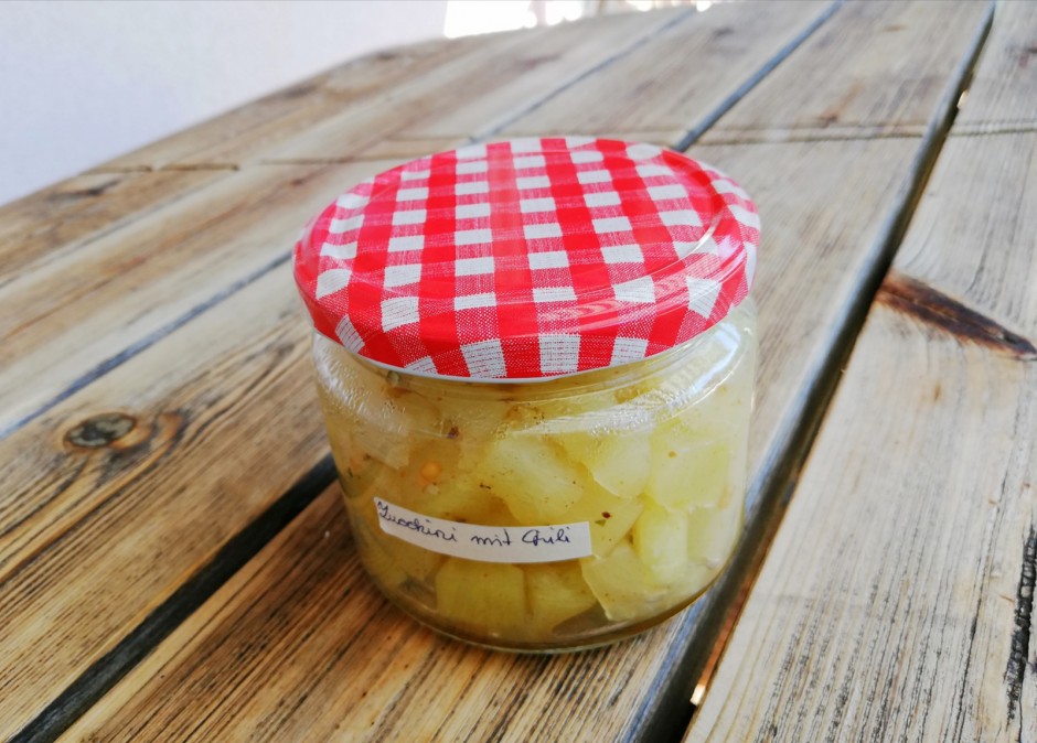 Eingelegte Zucchini mit Chili