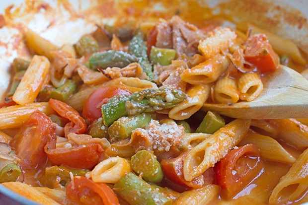 Penne mit Spargel und Schinken
