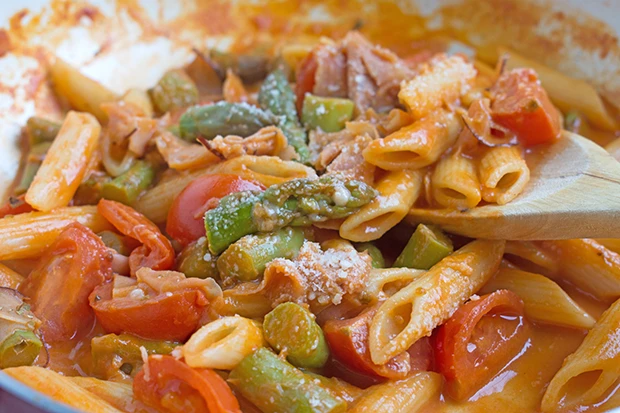Penne mit Spargel und Schinken