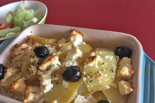 Griechisches Erd&auml;pfel-Feta-Gratin mit Oliven