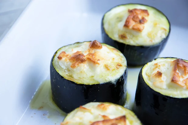 &Uuml;berbackene Zucchini mit Feta