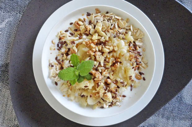 Bananenmüsli mit Honig und Walnüssen
