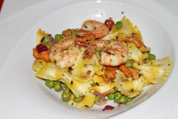 Zitronige Pasta mit Garnele, Eierschwammerl und Erbsen
