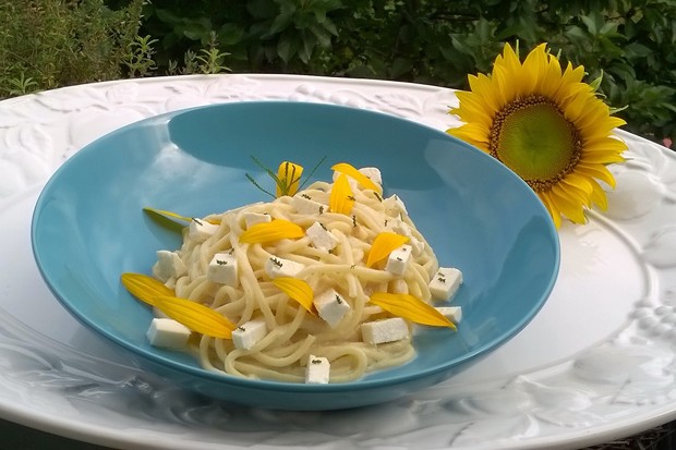Spaghetti mit Feta und Olivenkraut