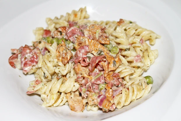 Fusili mit Eierschwammerl, Erbsen und Prosciutto