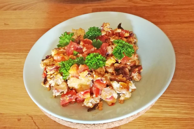 Eierschwammerl mit Ei und Tomaten
