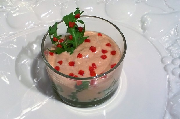 Roter Paprikatopfen auf Rucola