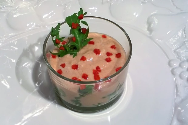 Roter Paprikatopfen auf Rucola