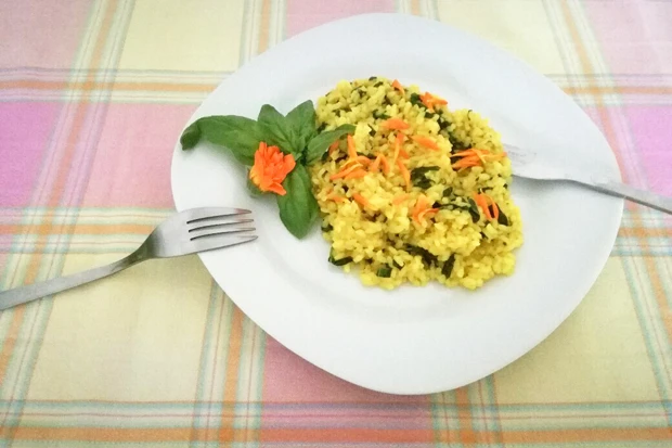 Basilikum-Risotto mit Kurkuma