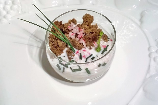 Radieschen-Kaltschale mit Pumpernickel