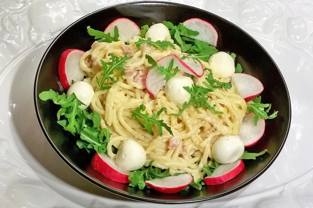 Spaghetti mit Schinken, Radieschen, Mozzarella und Rucola