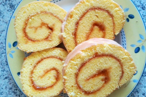 Omas Biskuitroulade
