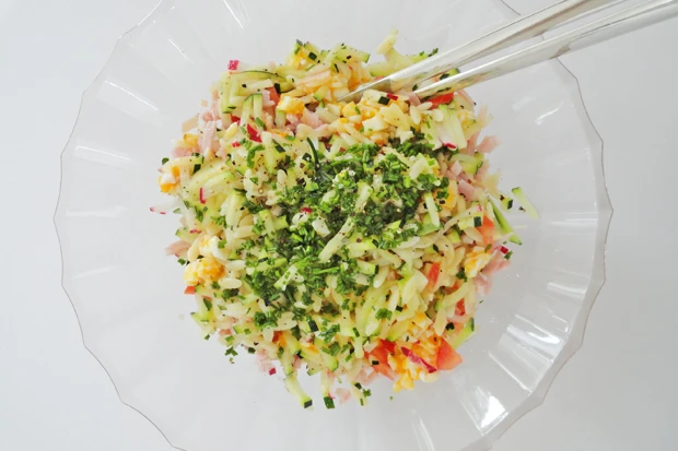 Bunter Zucchini-Krithar&aacute;ki-Salat mit Schinken und Ei