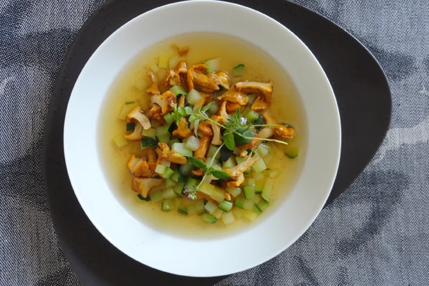 Klare Erd&auml;pfel-Zucchini-Eierschwammerlsuppe