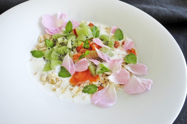 Marillen-Kiwi-Rosenblüten-Müsli