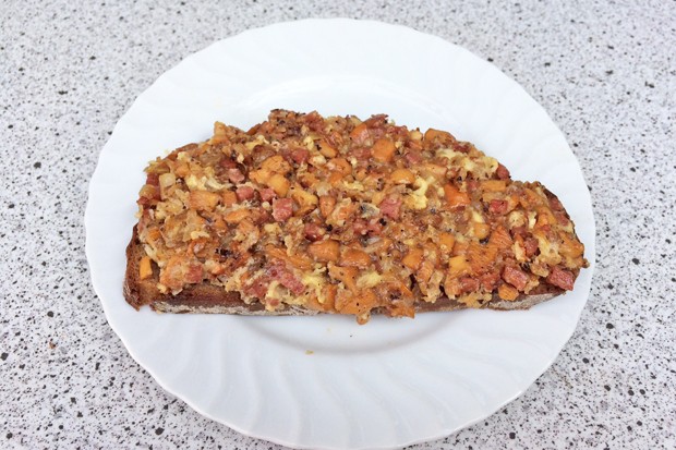 Eierschwammerl mit Ei auf Brot