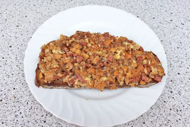 Eierschwammerl mit Ei auf Brot