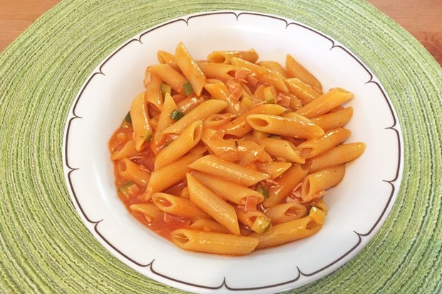 One Pot Pasta mit Zucchini-Schinken-Tomatensauce