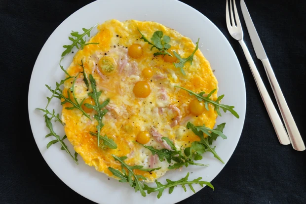 Schinken-K&auml;se-Omelette mit gelben Tomaten