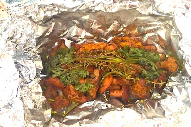 W&uuml;rzige Eierschwammerl-Pakete vom Grill