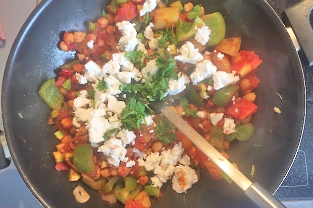 Mexikanische Kichererbsenpfanne mit Feta