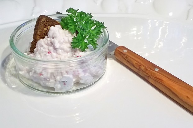Hüttenkäse mit Chili, Vollkornbrot und Petersilie