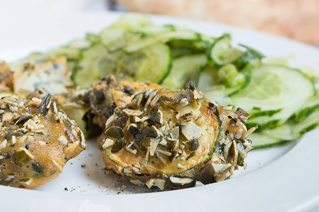 Zucchinischnitzel in K&uuml;rbiskernpanade