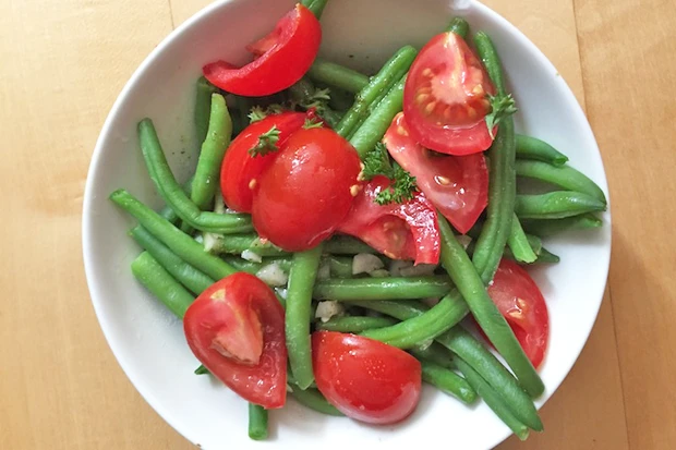 Warmer Fisolensalat mit Kirschtomaten