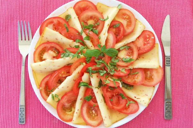 Pfefferoni-Räucherkäse mit Tomaten