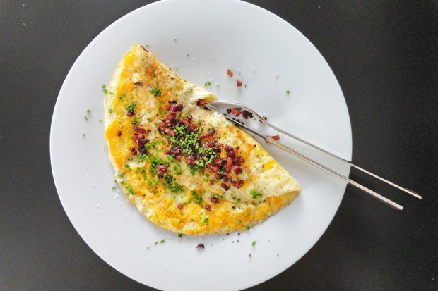 Käseomelette mit knusprigem Speck