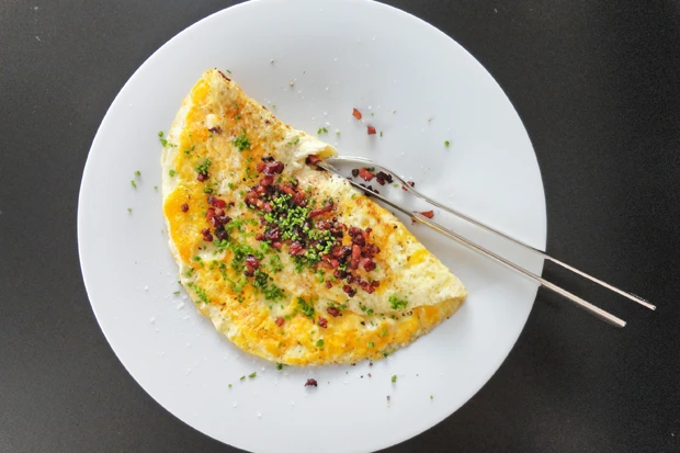 K&auml;seomelette mit knusprigem Speck