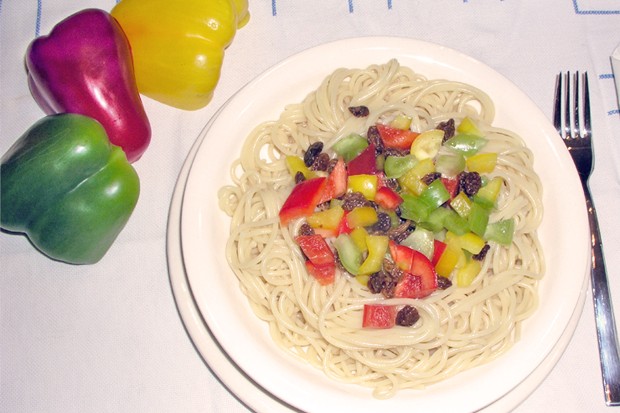 Spaghetti mit kalter Paprikasauce