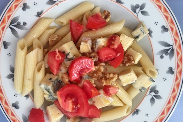 Penne-Salat mit Tomaten, Gorgonzola und Walnüssen