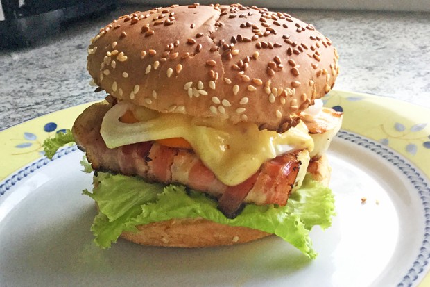 Burger mit gegrilltem Halloumi