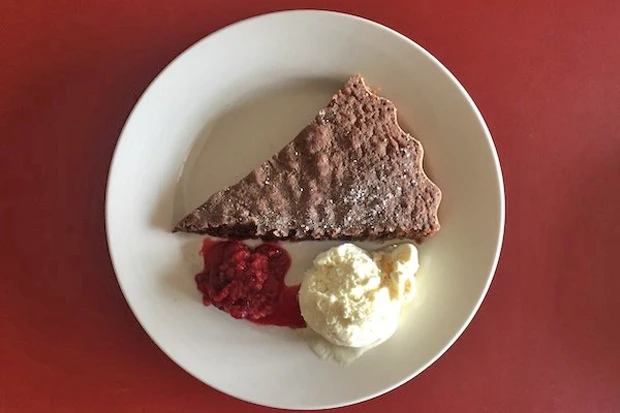 Gewürzkuchen mit Himbeeren und Vanilleeis