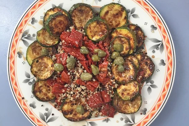 Quinoasalat mit Zucchini, getrockneten Tomaten und Kapern