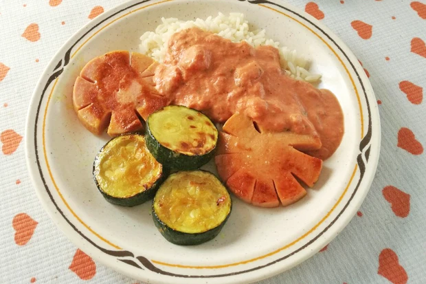 Wurst- und Zucchinr&auml;der mit Reis und Tomatensauce